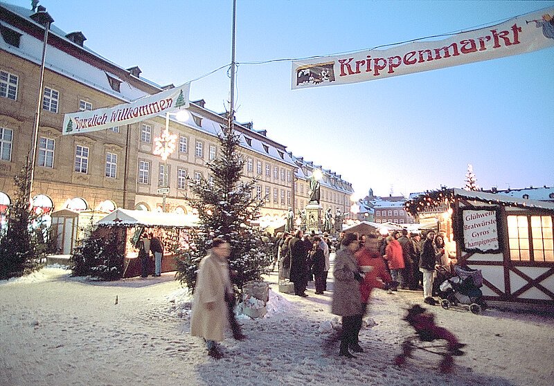 Weihnachtlich geschmückt und festlich beleuchtet zeigt sich die mittelalterliche Stadt von ihrer ganz besonderen Seite - Weihnachtsmarkt auf dem Maximiliansplatz