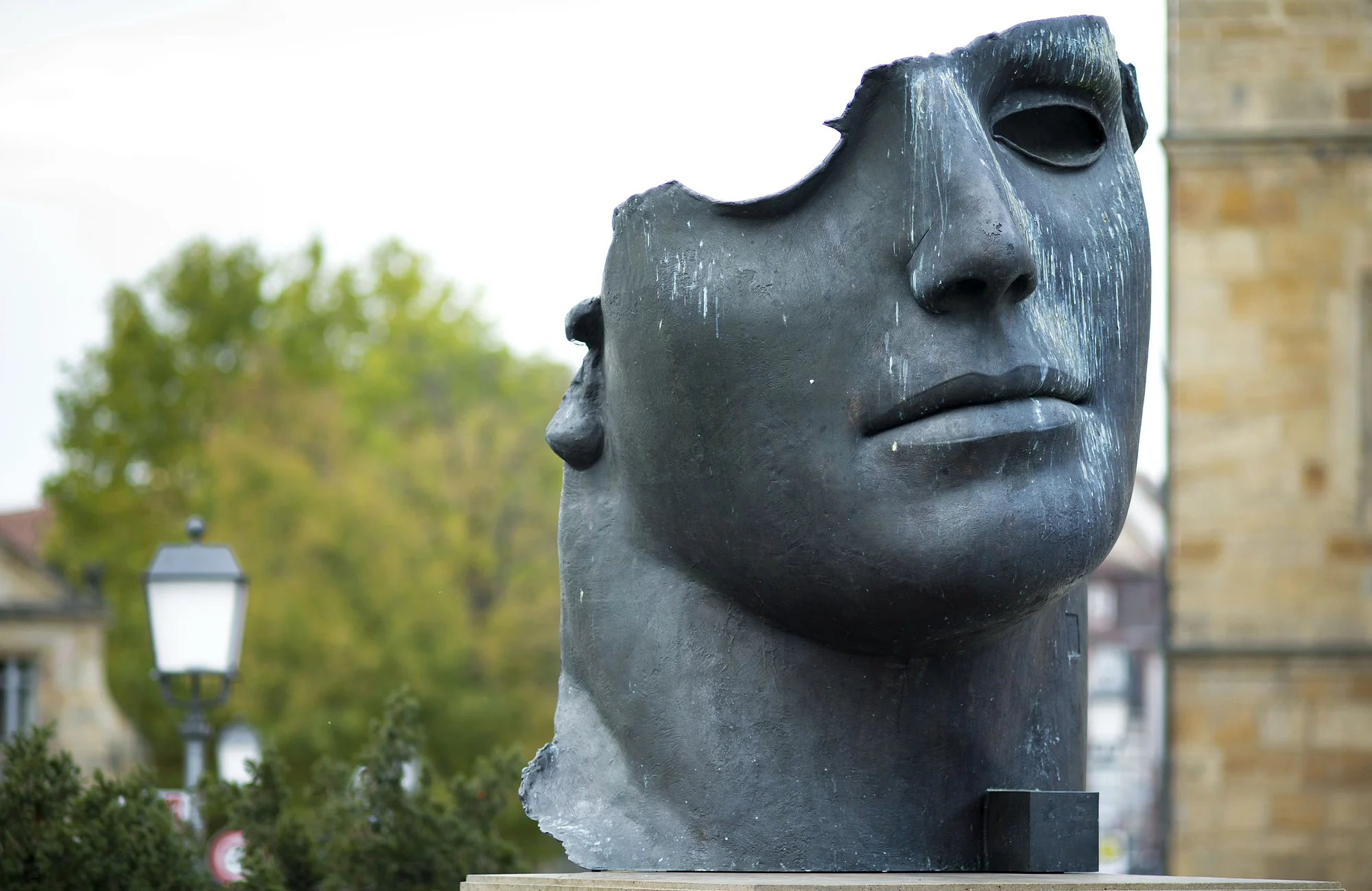 “Centurione I” von Igor Mitoraj Die Bronzeplastik „Centurione I", des polnischen Bildhauers Igor Mitoraj, wurde im Jahre 1987 geschaffen und verbindet antike Formen mit modernen Elementen des Verfalls.