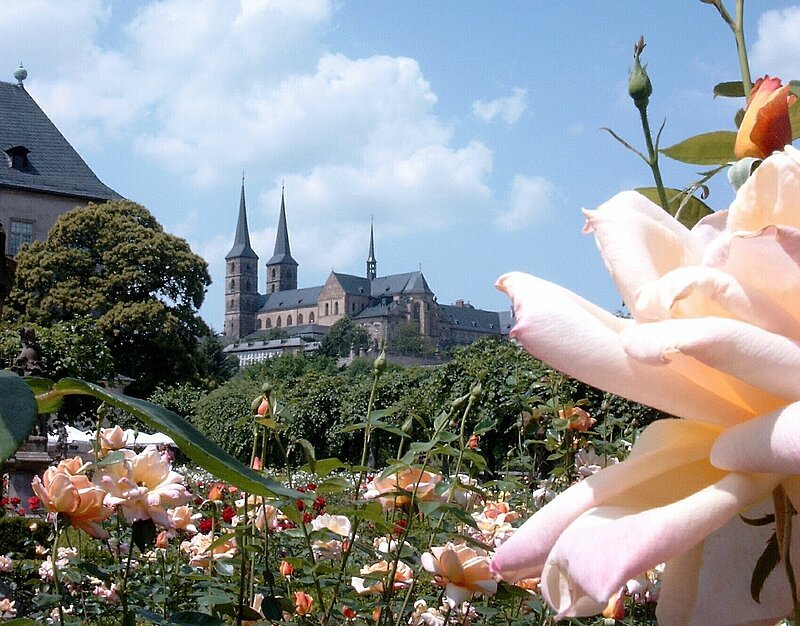 Wunderschönenr Blick vom Rosengarten auf St. Michael