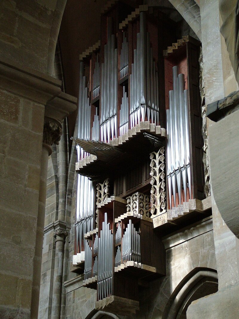 Nach der Stadtführung in einer Kirchenbank niederlassen. Ruhe kehrt ein. Bei Orgelklängen aus Werken J.S. Bachs das Geschehene noch einmal im Geiste Revue passieren lassen.