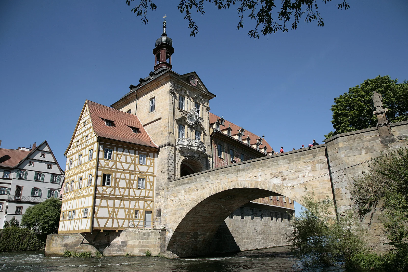 Das Alte Rathaus in Bamberg steht gleichsam einem Schiff mitten im Fluss Regnitz