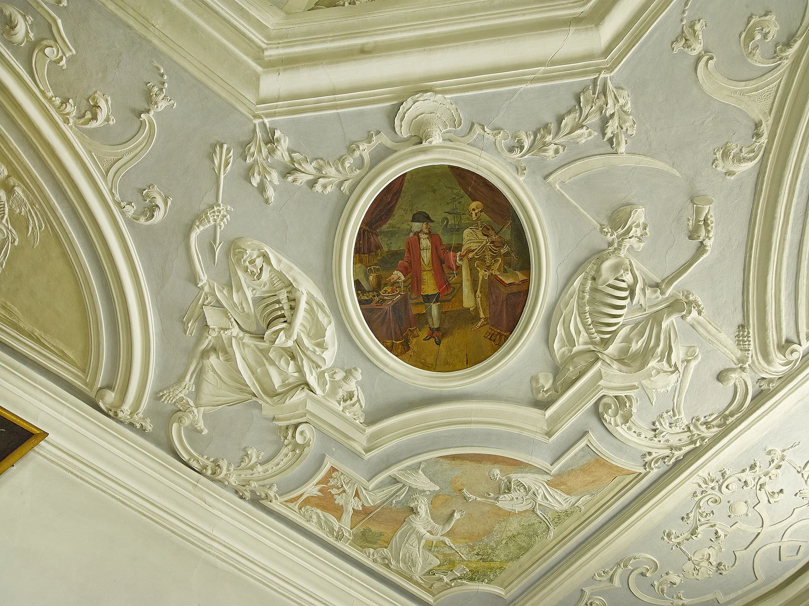 Ausschnitt des "Bamberger Totentanzes" in der Heiliggrabkapelle des ehemaligen Benediktinerklosters am Michelsberg. Ausschnitt des "Bamberger Totentanzes" in der Heiliggrabkapelle des ehemaligen Benediktinerklosters am Michelsberg. Die Heiliggrabkapelle befindet sich in einem im zweiten Viertel des 18. Jahrhunderts speziell für diesen Zweck umgebauten und ausgestatteten Raum. Ganz außergewöhnlich und in dieser Art einmalig ist die Kombination des Grabes mit einem Totentanz, der sich in vielen Einzelszenen an der Decke ausbreitet und so eine enge Beziehung zwischen der Leidensgeschichte Jesu und der Allgegenwärtigkeit des Todes herstellt.