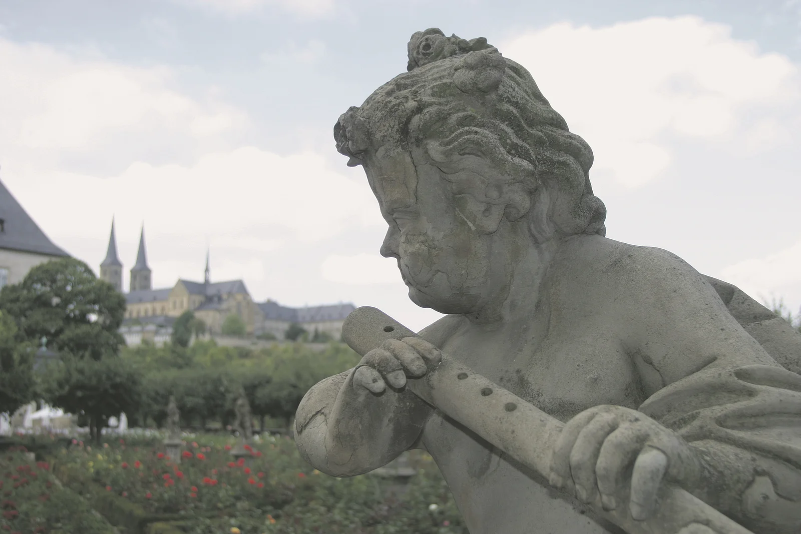Statue im Rosengarten mit Blick auf das Kloster Michaelsberg in Bamberg