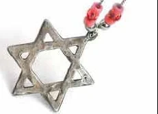 Davidstern als Symbol für jüdisches Leben im tausendjährigen Bamberg Bereits seit der Bistumsgründung 1007 gibt es jüdische Einwohner in Bamberg. Um 1200 zählte die jüdische Gemeinde von Bamberg zu den bedeutendsten in Deutschland. Ein stetes Auf und Ab kulminiert in der Auslöschung jüdischen Lebens im Nationalsozialismus. Die Führung gibt Einblick in diese wechselvolle Geschichte des Zusammenlebens von Juden und Christen in Bamberg und zeigt auch die heutige Situation der wieder belebten israelitischen Kultusgemeinde.