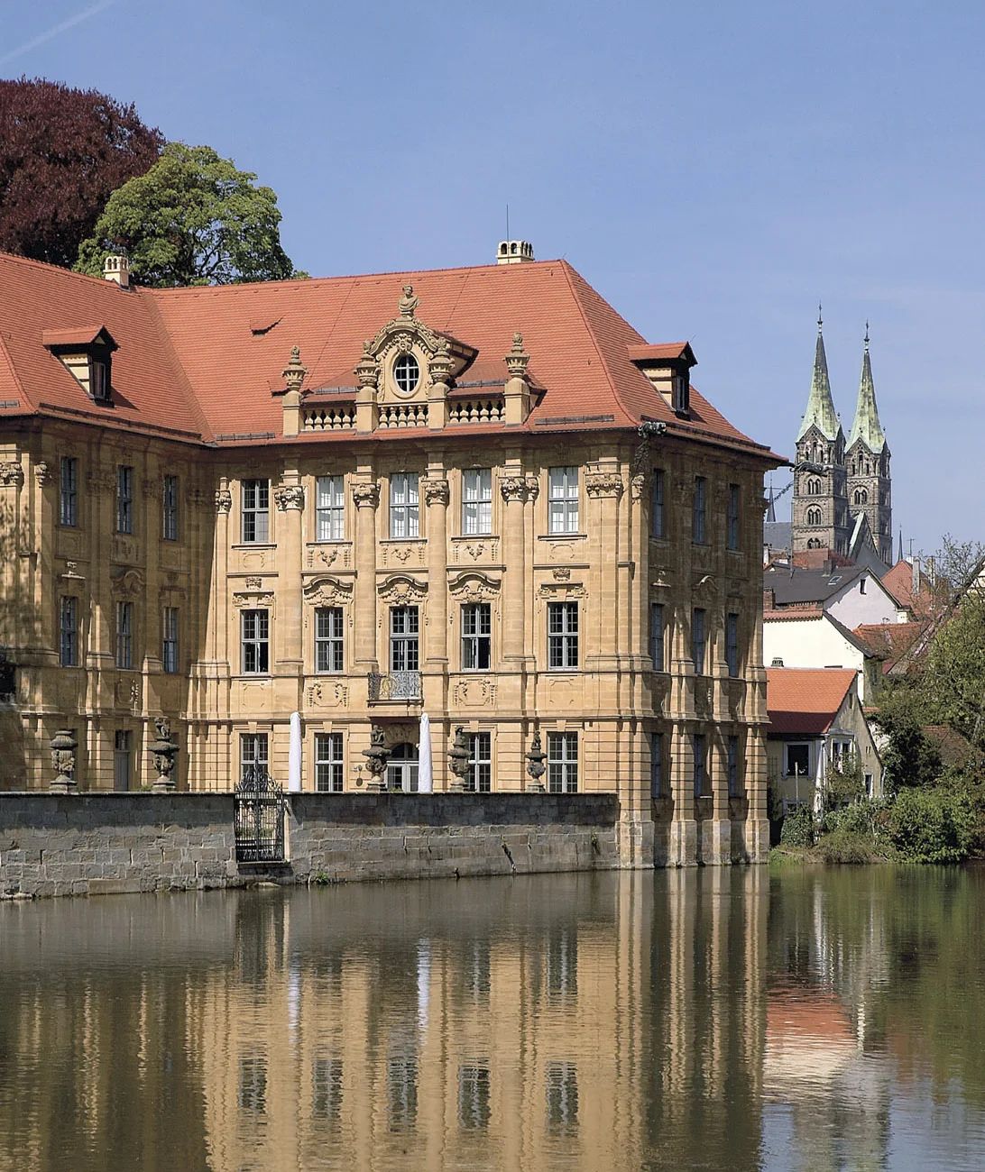 Breits drei Jahre nach der Fertigstellung des Böttingerhauses ließ Ignaz Böttinger 1716-1722 von dem Baumeister Johann Dientzenhofer das barocke Wasserschloss Concordia erbauen. Das Gebäude beherbergt heute das Internationale Künstlerhaus Villa Concordia. Der schönste Blick bietet sich vom gegenüberliegenden Flussufer, dem Mühlwörth, aus.