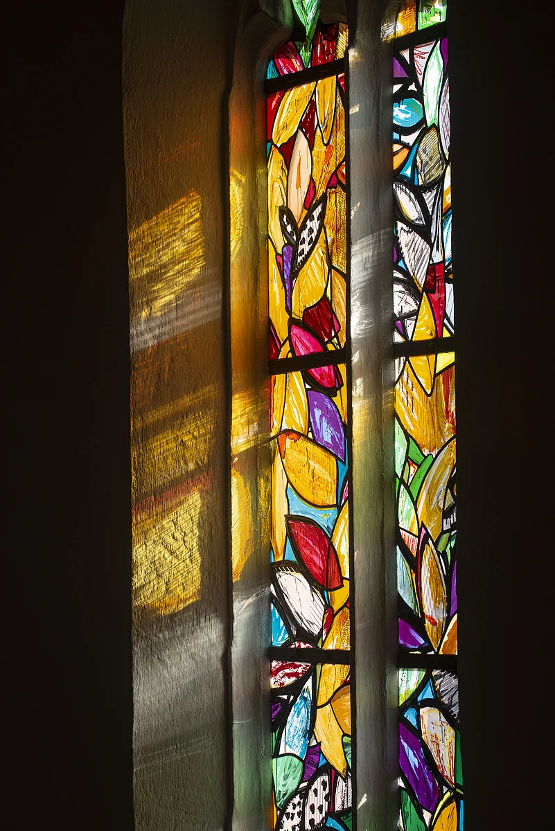 Lüpertzfenster in der Kirche St. Elisabeth Bamberg - „Was ihr für eines meiner geringsten Geschwister getan habt, das habt ihr mir getan.“
Mt 25,40