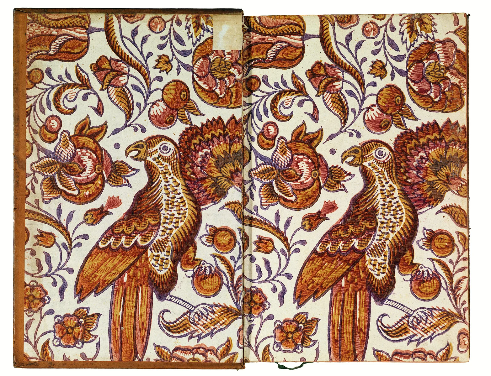 farbenfroh und glanzvoll. Buntpapier aus den Beständen der Staatsbibliothek Bamberg Modeldruckpapier mit mehrfarbiger Darstellung von Papageien zwischen Blüten und Früchten © Staatsbibliothek Bamberg, 55 C 4, Vorsatz (Foto: Gerald Raab) Bild 008