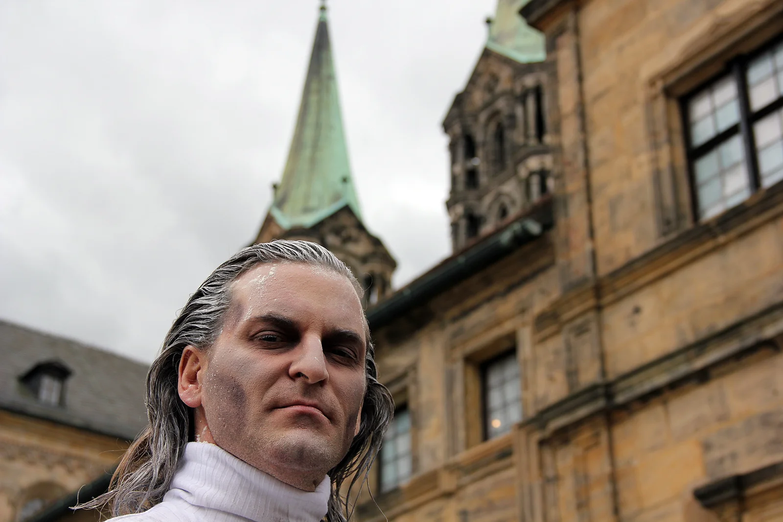 Schauspieler Felix D`Angelo als personifizierter Tod Mit der Uraufführung „Bamberger Totentanz“ von Tanja Kinkel startet zum ersten Mal ein Bürgertheaterprojekt in der Stadt Bamberg, mit Bürgerinnen und Bürger aus der Stadt und dem gesamten Umland. Für die Rolle des Todes konnte der Schauspieler Felix D`Angelo gewonnen werden.