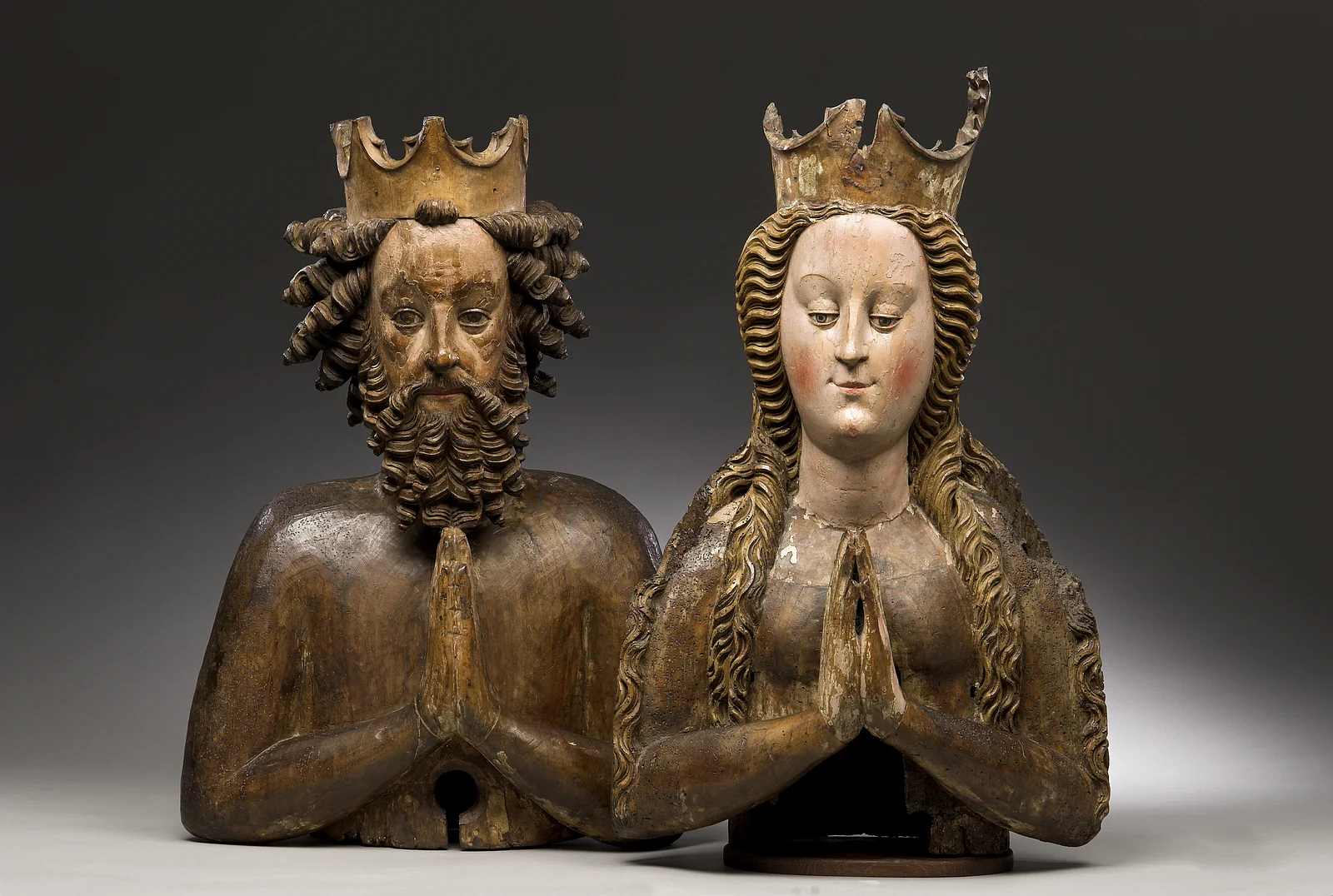 Reliquienbüsten des Kaiserpaares Heinrich II. und Kunigunde, Westfalen oder Böhmen, 1. Viertel 15. Jahrhundert, Nussbaumholz (?) mit originalen Fassungsresten . RELIQUIENBÜSTEN des Kaiserpaares Heinrich II. und Kunigunde, Westfalen oder Böhmen, 1. Viertel 15. Jahrhundert, Nussbaumholz (?) mit originalen Fassungsresten, Inv.-Nr. SK 110 und SK 111, Foto: Ansgar Hoffmann © Erzbischöfliches Diözesanmuseum Paderborn