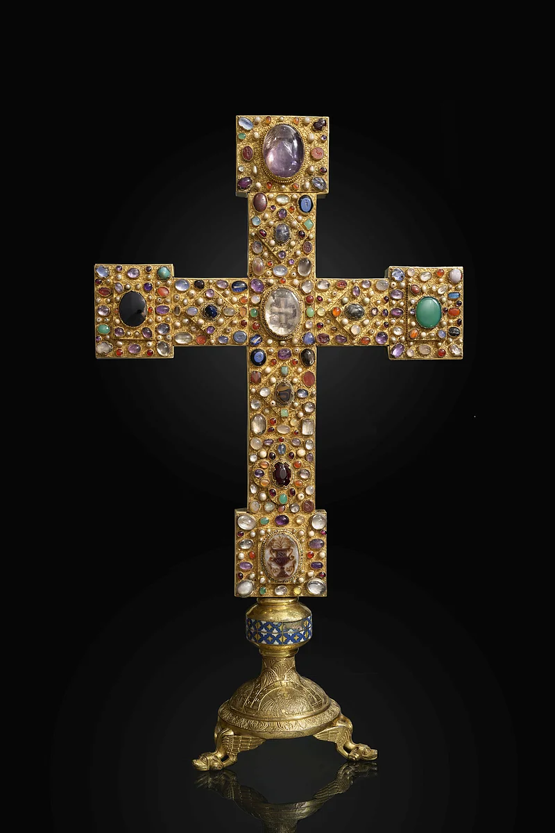 Sog. Heinrichs Kreuz Leihgabe der KatholischeKirchengemeinde Fritzlar zur Ausstellung "Kreuze. 1000 Jahre nach Heinrich II. - Begegnung von Edelstein und Kettensäge" im Diözesanmuseum Bamberg 2024