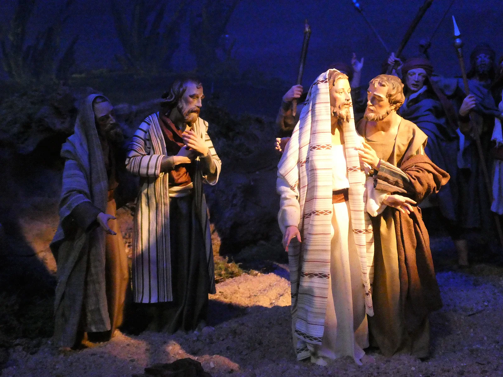 Die Passionskrippe mit der Szene „Gefangennahme: Jesus wird durch einen Kuss verraten“ von Karl-Heinz Exner ist von 15.03.2024 bis 10.04.2024 in der Tourist Information zu sehen.