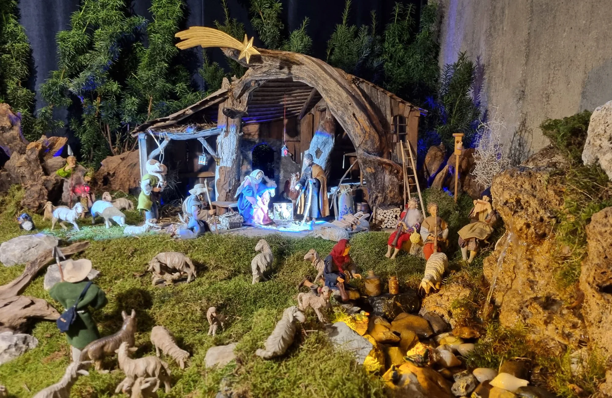 Krippe mit Wasserfall rechts im Bild