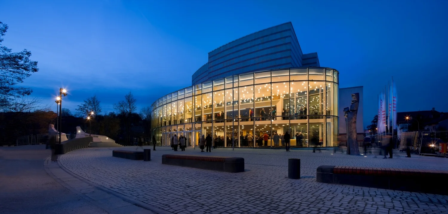 Konzert- und Kongresshalle Bamberg (Foto: Peter Eberts) Die Konzerthalle an der Regnitz dient in erster Linie den Bamberger Symphonikern - Bayerische Staatsphilharmonie als Heimstatt. Dieser international renommierte Klangkörper sorgt mit ca. 50 Konzerten im Jahr für ein hochwertiges Kulturangebot. Aber auch als Kongress- und Tagungsstandort sowie als Messehalle ist die Konzerthalle ein gefragtes Ensemble mit vielen Möglichkeiten. Außerdem wird sie für die verschiedensten Veranstaltungen der Unterhaltungsbranche, vom Kabarett über Pop-Konzerte bis zu Musicals und Tanzshows, als herausragende Location mitten in der Altstadt genutzt.