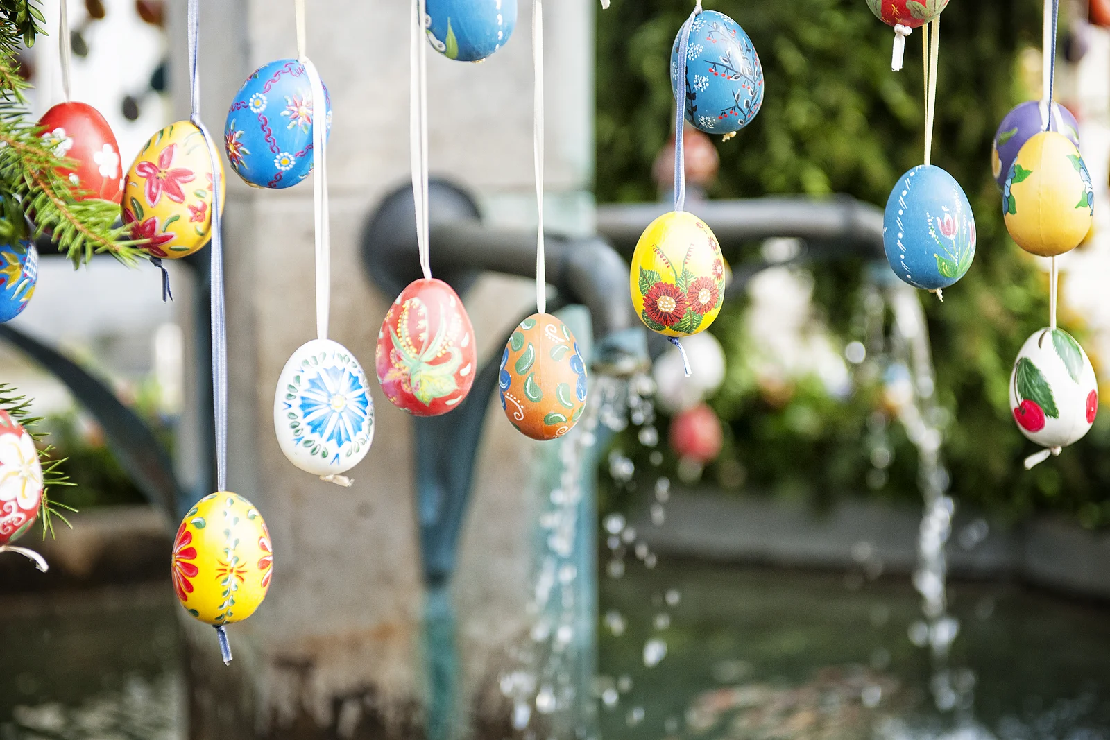Die Ostereier, mit denen die Brunnen in Bamberg und im Bamberger Land geschmückt werden, sind meist liebevoll von Hand bemalt.