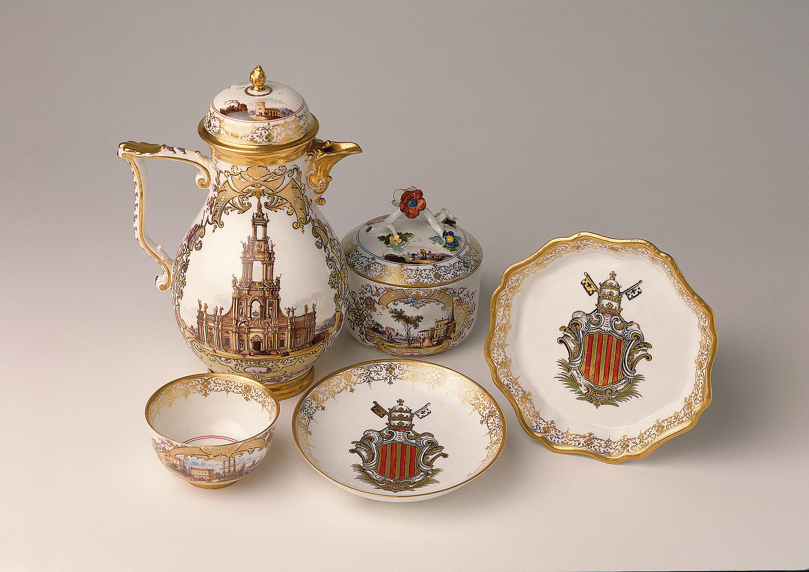 Service mit Wappen Papst Benedikts XIV., Meißen, 1741, Porzellan, Bemalung mit Aufglasurfarben und Gold, Inv.Nr. L088
