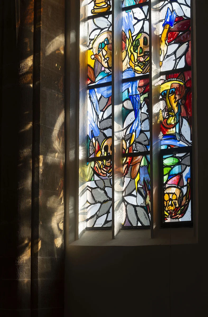 Lüpertzfenster in der Kirche St. Elisabeth Bamberg -  Übergabe der Gebeine, Tote begraben
