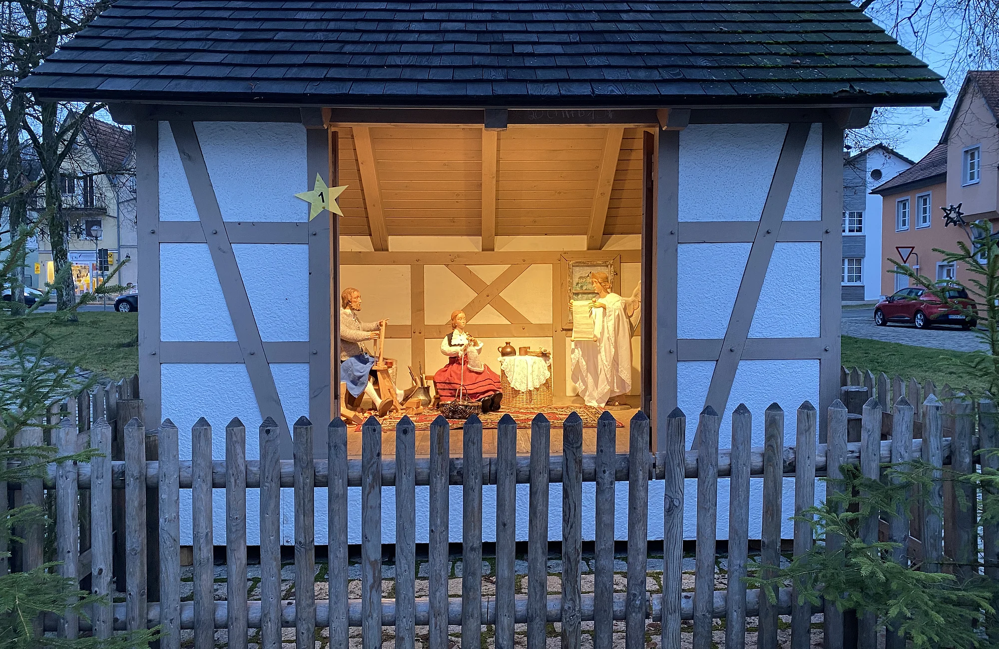Das Krippenhaus im Fränkischen Fachwerk-Stil wurde 1991 gebaut und wird jährlich auf dem Marktplatz neben dem Rathaus aufgestellt.