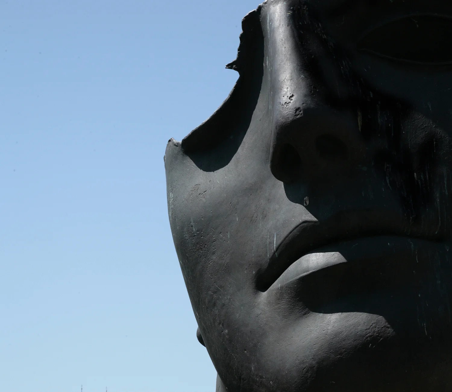 Dieser große Bronzeplastik stammt vom Künster Igor Mitoraj. Antike Köpfe, Torsi und Figuren aus der Antike, verknüpft er bewußt verletzend, mit der Moderne.