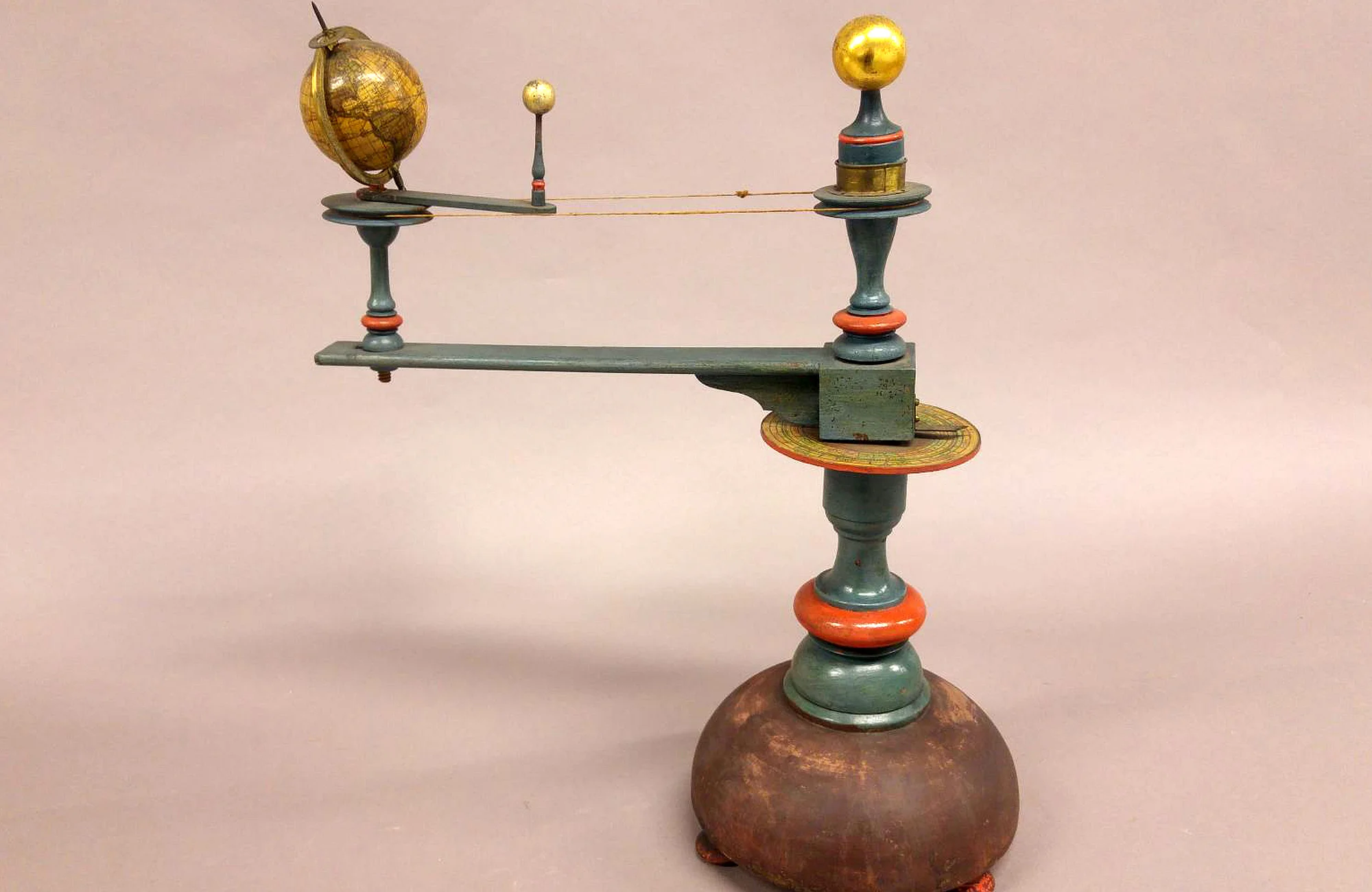 Das Planetenmodell von Johann Bernhard Bauer (1752-1839), 1791, Holz, Messing, Sonne vergoldet, Inv.Nr. 12/83 wird gezeigt im Historischen Museum Bamberg.