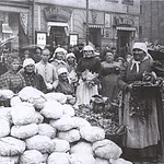 Dieser kulinarische Rundgang handelt nicht nur von der fast 1000-jährigen Tradition der Braukunst Bambergs, sondern bietet auch einen Einblick in die Ess-Kultur der Stadt, die neben zweierlei "Hörnla" noch manches zu bieten hat. "Versucherla" runden den Spaziergang ab, und machen ihn zu einem Geschmackserlebnis.