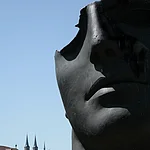 Dieser große Bronzeplastik stammt vom Künster Igor Mitoraj. Antike Köpfe, Torsi und Figuren aus der Antike, verknüpft er bewußt verletzend, mit der Moderne.