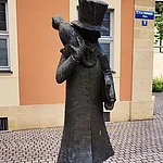 Die Statue von E.T.A. Hoffmann vor dem  nach ihm benannten Theater