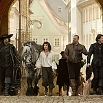 Die drei Musketiere laufen durch das Tor des Alten Rathauses. Mehrere Szenen des 2011 erschienenen Films "Die drei Musketiere" wurden in Bamberg gedreht.