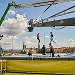 Der Film "Die Schule der magischen Tiere 2" wurde zum Teil in BAmberg gedreht. Hier springen zwei der Hauptdarsteller auif einem riesen Trampolin auf dem Michelsberg.