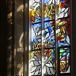 Lüpertzfenster in der Kirche St. Elisabeth Bamberg -  Übergabe der Gebeine, Tote begraben