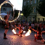 Die Altstadt verwandelt sich wieder in eine riesige Zauberwerkstatt. Unzählige Zauberer, dazu noch Jongleure, Straßenartisten, Feuerspucker und Komödianten beleben die Stadt mit Kleinkunst, Feuershows, Zaubereien und Artistik.
