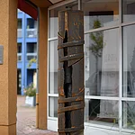 Die Skulptur von Bernd Wagenhäuser in den Theatergassen besteht aus einer Gusseisensäule aus einer ehemailien Nähseidenfarbik, die er mit Cor-Ten-Stahl ummantel hat.