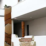 Drei Skulpturen von Bernd Wagenhäuser stehen im Quartier an den Stadtmauern. Sie bestehen aus Gusseisensäulen aus einer ehemailien Nähseidenfarbik, die der Künstler mit Cor-Ten-Stahl ummantel hat.