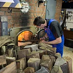 Braumeister bei der Herrstellung von Rauchbier. - Das flüssige Gold Bambergs.
