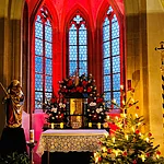 Blick in die weihnachtlich geschmückte Kunigundenkapelle