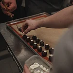 Herstellung der Rauchbiertrüffel-Pralinen im Café am Dom
