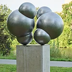 Die Edelstahlfigur der Nürnberger Künstlerin Michaela Briet steht seit 2024 am Adenauerufer in Bamberg und ist Teil des Projekts „Kunstbegegnungen am Kanal“ der Kanalroute des RegnitzRadwegs.