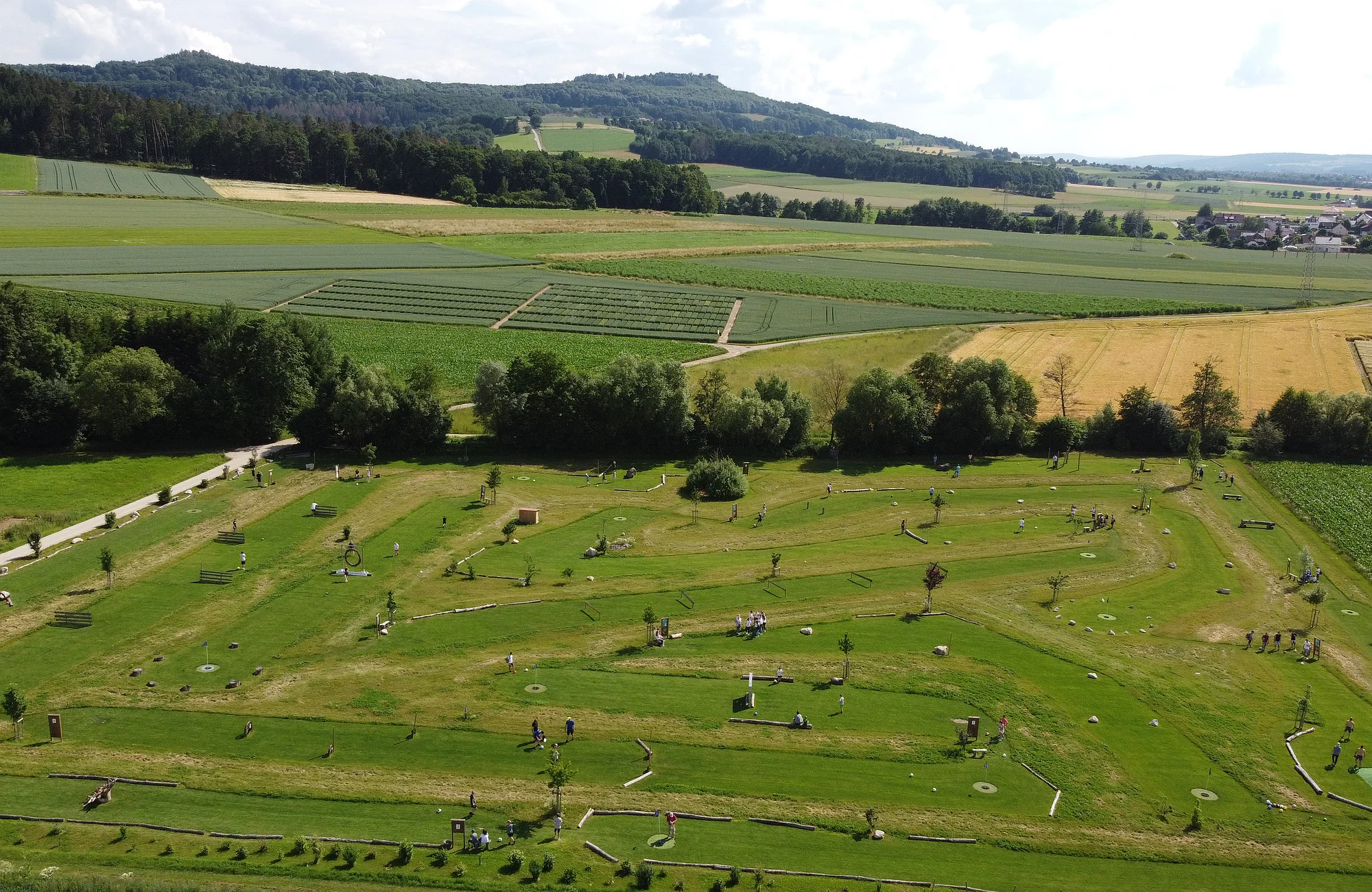 Fußballgolf ist eine neue Sportart für jeden ab 4 Jahren bis ins hohe Alter. Fußballer / Fußballerinnen sind hier nicht unbedingt im Vorteil. Die große 18-Loch-Anlage mit einer Gesamtbahnlänge von ca. 1350 m liegt am Fuße von Vierzehnheiligen oberhalb von Grundfeld mitten im schönen Maintal zwischen Bad Staffelstein und Lichtenfels.
