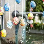 Die Ostereier, mit denen die Brunnen in Bamberg und im Bamberger Land geschmückt werden, sind meist liebevoll von Hand bemalt.