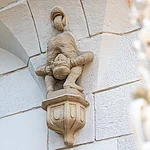 Die recht unsittliche Steinmetzfigur kann auf einem Spaziergang durch das Haingebiet entdeckt werden.