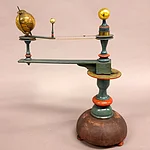 Das Planetenmodell von Johann Bernhard Bauer (1752-1839), 1791, Holz, Messing, Sonne vergoldet, Inv.Nr. 12/83 wird gezeigt im Historischen Museum Bamberg.