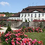 Oberer Abteigarten mit Cisterscapes Infozentrunm in der ehemaligen Orangerie