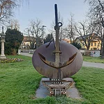 Am Schiffbauplatz in Bamberg steht die „Ankerfigur“ des Schweizer Bildhauers Bernhard Luginbühl.