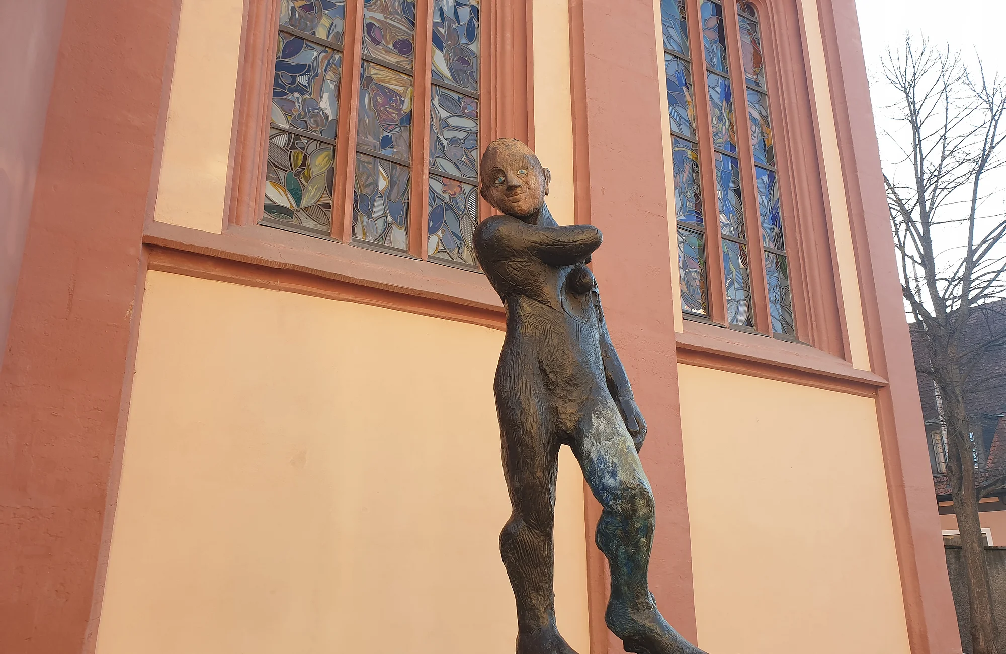 "Apoll" von Markus Lüpertz Die Skulptur „Apoll“, eines der archaischen, auf klassische Motive zurückgehenden Werke des viel diskutierten deutschen Künstlers Markus Lüpertz, hat seinen Platz neben dem Chor der Elisabethenkirche gefunden.