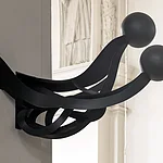 Der aus Portugal stammende Künstler Rui Chafes schuf mit „Stärker als der Tod“ eine zweiteilige Skulptur, die Bamberg und Villach verbindet. Ein Teil des Werks befindet sich in der evangelischen Stephanskirche, der andere in der Stadtkirche Villach.