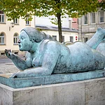 Von den Bambergern liebevoll „Dicke Frau“ oder „Blunnzn“ genannt, ist die Skulptur „Liegende mit Frucht“ des kolumbianischen Künstlers Fernando Botero ein markantes Kunstwerk in Bamberg.