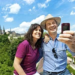 Romantischer Spaziergang im Rosengarten der neuen Residenz Bamberg mit Blick auf das ehemalige Benediktinerkloster St. Michael.
