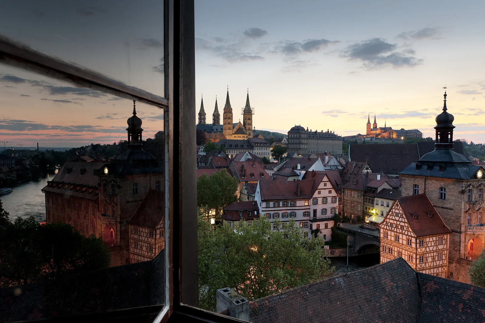 Blick auf die Bamberger Bergstadt durch das Turmfenster am Schloss Geyerswörth.