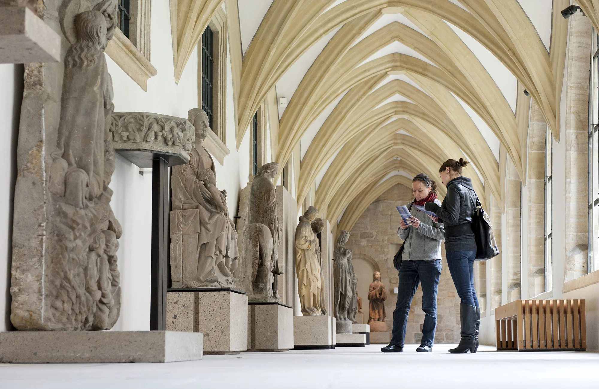 Das Diözesanmuseum links neben dem Dom beherbergt den Domschatz mit dem 600kg schweren Domkreuz und Goldschmiedearbeiten. Die mittelalterlichen Kaisermäntel und der Ornat aus dem einzigen Papstgrab nördlich der Alpen sind Highlights der großen Textilsammlung