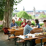 "Auf" dem Bierkeller in Bamberg sitzt es sich wunderbar bei lokalen Spezialitäten und dem berühmten Bamberger Bier