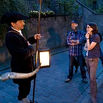 Lassen Sie sich entführen in die Atmosphäre längst vergangener Zeiten, nach der Hektik des Tages, in einer zur Ruhe kommenden Stadt. Unterhaltsam widmen sich die Nachtwächter der Geschichte und den Geschichten, den Lokalen und den Lokaloriginalen des fränkischen Roms.